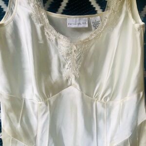 Pursuit, ltd. Ivory Camisole with Lace Appliqué in Sz. Small . New w/out tags.